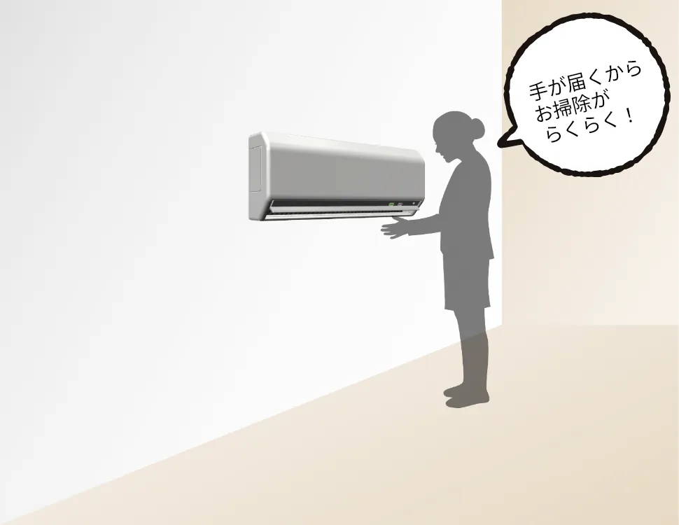 目線の高さのエアコンを立ったまま掃除する人