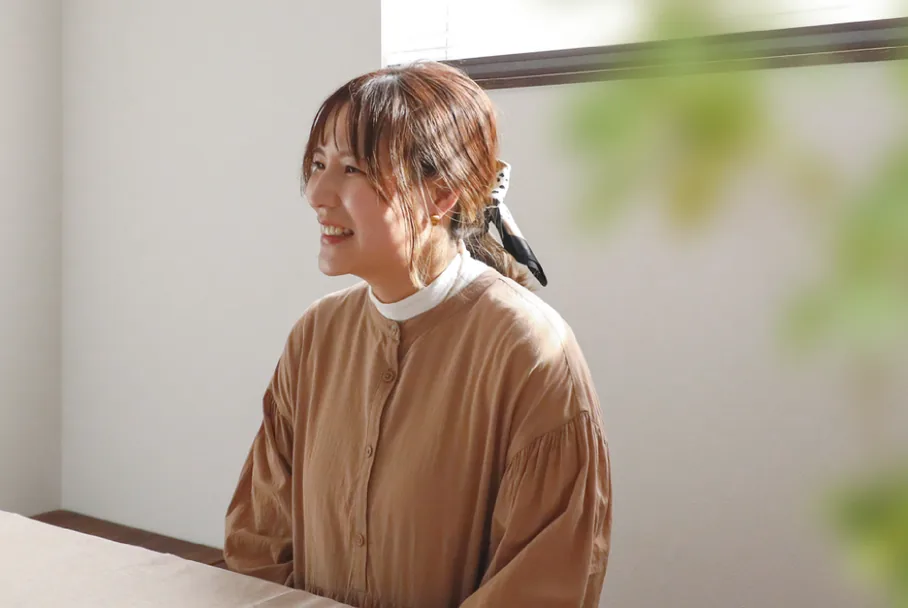 インタビューに答えるかすみんさん