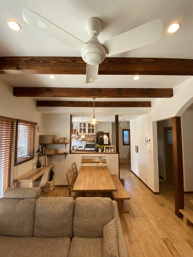 木に包まれる南欧風の家