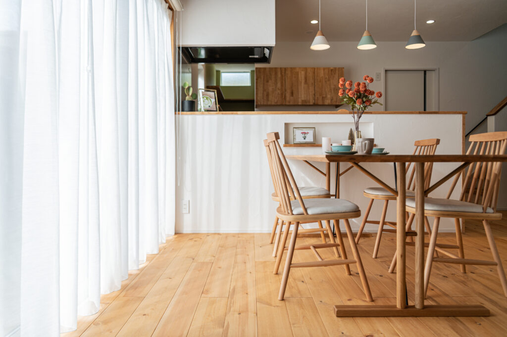 ダイニングテーブルの高さを考えてニッチを作りました。 写真や、ティッシュなど置くと便利ですね。